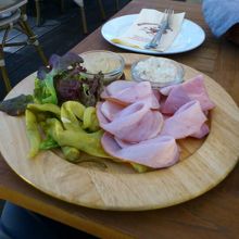 プラハハム。西洋わさびは思っていたほどきつくないです。