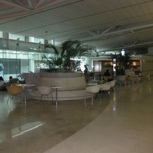 横にもなれる長椅子も完備してあります。