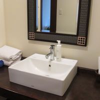 洗面台。アメニティは歯ブラシ・クシ・コットンなど。