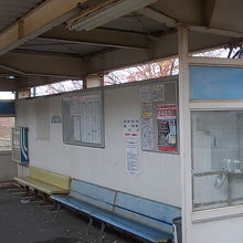 ホーム上にある待合所の様子