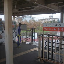 駅出入口の様子