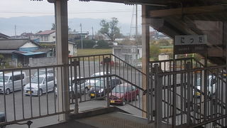 典型的な住宅地にある駅です