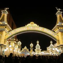 夜のライトアップは凄いです。