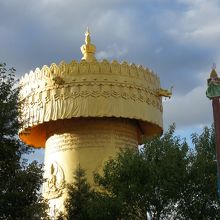 黄金の巨大マニ車