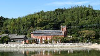 綺麗な海に寄り添うような煉瓦作りの教会