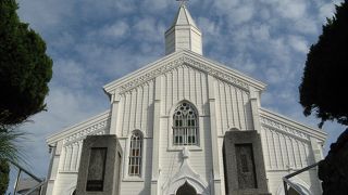 青空に尖塔がそびえる光景は絵になる美しさ