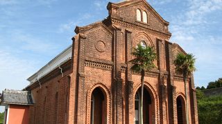 時が止まったかのような雰囲気の中にある煉瓦作りの教会