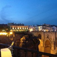 ホテルから崖の反対側に建つパラドールとヌエボ橋を望む