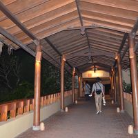 フロント棟から渡り廊下で宿泊棟へ