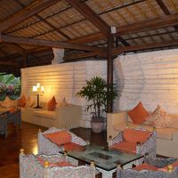 ロビーにはソファーがたくさんありました