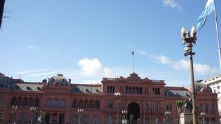 ピンクの外観が美しい大統領府