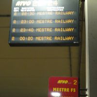 空港の駅行バス乗り場