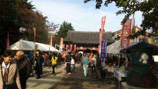 浅草寺のすぐ脇にあります。