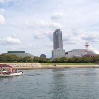 写真中程の建物がホテルの全景です。