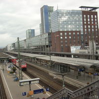 ホームの隣はもうホテル。