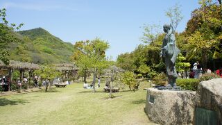 藤公園を入ると、何百ｍと続く紫の花の藤棚