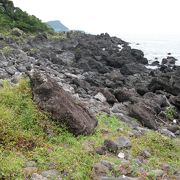 黒いゴツゴツした溶岩が海に向かって広がる海岸