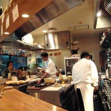 カウンターメインのお店