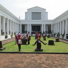 中央には広場がある