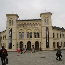 港に面して立っています。