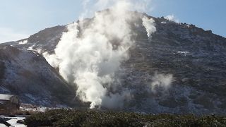 噴煙を上げる硫黄山