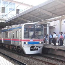 朝の臼井駅。通勤特急が到着。乗客は多い。