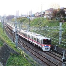 夕方の臼井王子台を走る京成。バンプのメンバーはこの周り出身。