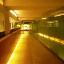 地下へと続く階段の前の廊下。なかなかしゃれおつ