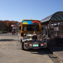 園内移動のバス。フィリピン製