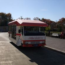 園内移動のバス　オープンカーなので冬季は厳しい