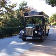 園内移動のバス　懐かしの横一列座席。暖かくて冬季は最適