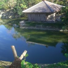 正面が弁財天堂