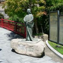 有馬温泉街の中心部、赤い欄干のねね橋