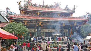 歴史ある台湾でも有名なお寺～たくさんの人が参拝に訪れる～