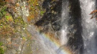 箕面の滝は天気がいいと虹が見えます。