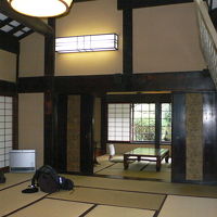 部屋の一部。　同じ作りの部屋が隣にもある