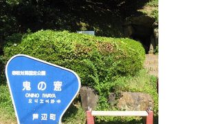 鬼が大岩を組み合わせた？石室