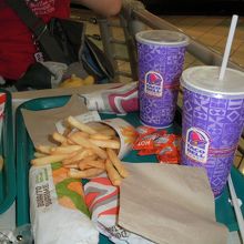 一部バーガーキングも入り込んですいません