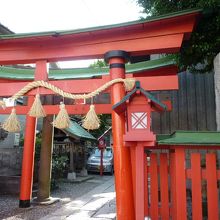 赤い鳥居が目立つ小さな神社です。