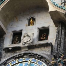 最後に金の鶏が時を告げます