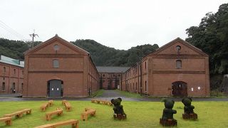 素朴な赤レンガ倉庫群ですが、現役の倉庫もあり、歴史を感じさせてくれます。