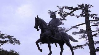 仙台一の名所だけに混雑しています。ただ、正宗公の銅像はすばらしい。