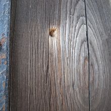 門に残る銃弾の跡