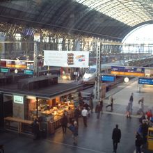 DB Loungeの1stクラスエリアからプラットフォームを