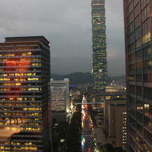 遠くから見た台北101