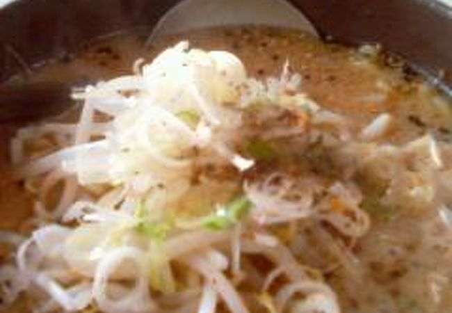 鉄なべに入った味噌ラーメン