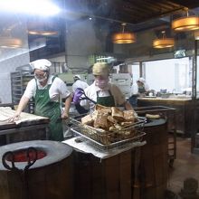 店内の窯で焼いているパンもおいしいです