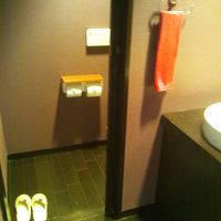 客室のトイレもおしゃれ、このほかにユニットバストイレも有