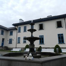 裏庭から見た領事館の建物