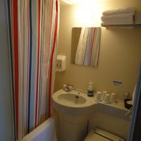 普通のユニットバスだけど、カーテンが素敵